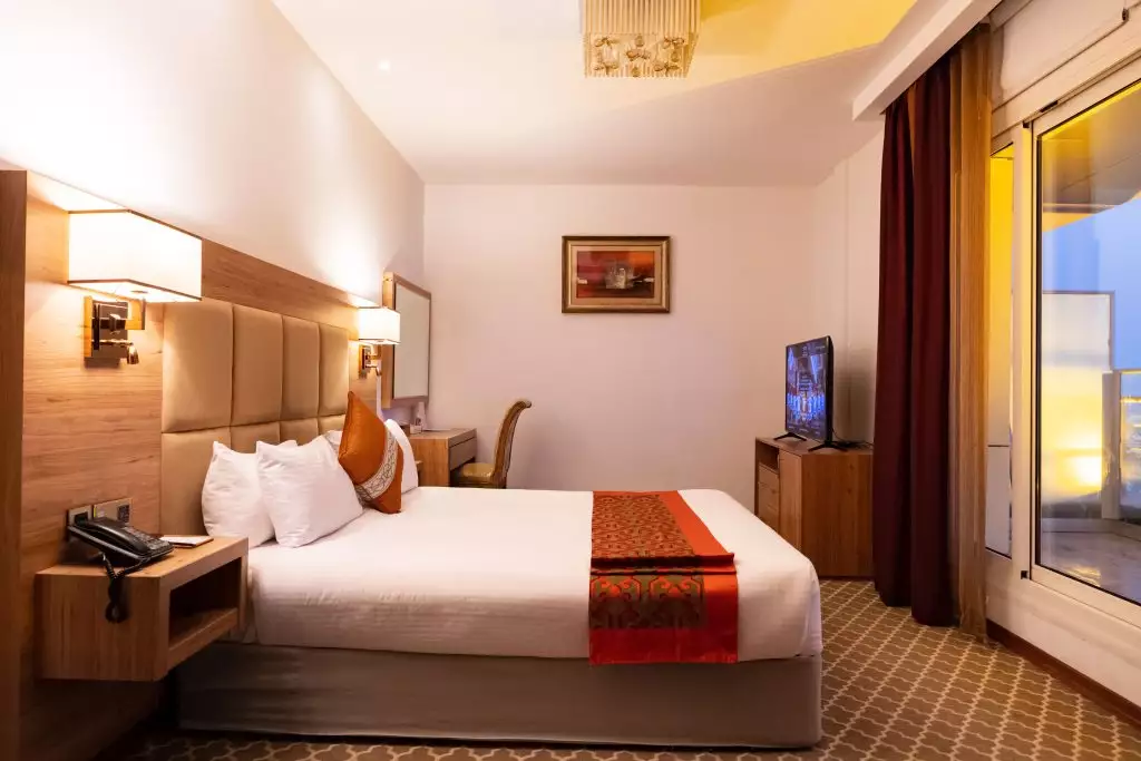 Alibaba https://cdn.alibaba.ir/ostorage/hotel-accommodation-images/683ec6a0a1e6f83605b73585_سوییت دوخوابه جزیره تراس دار (6).webp